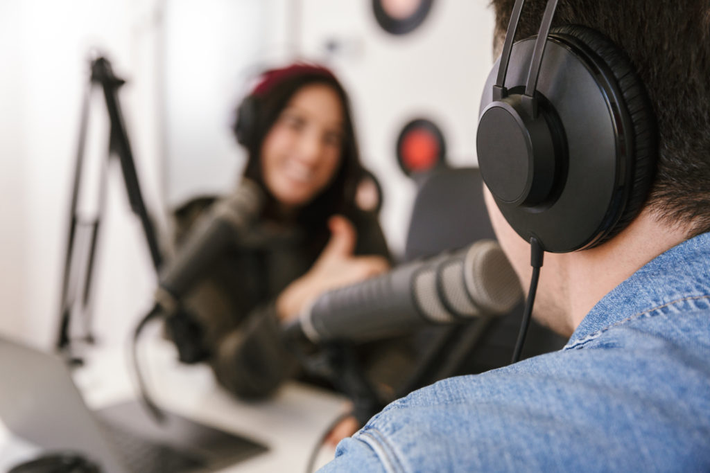 Mensen in gesprek tijdens de opnames van een podcast.