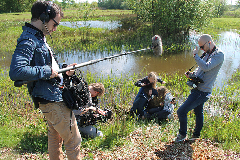 Videoproductiecrew tijdens de opname van een videoreportage